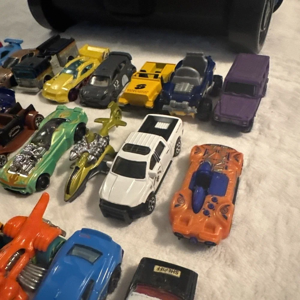 Big HOT WHEELS Lot Rolling 110 Car Carry Case With Mix Of 30 Vehicles